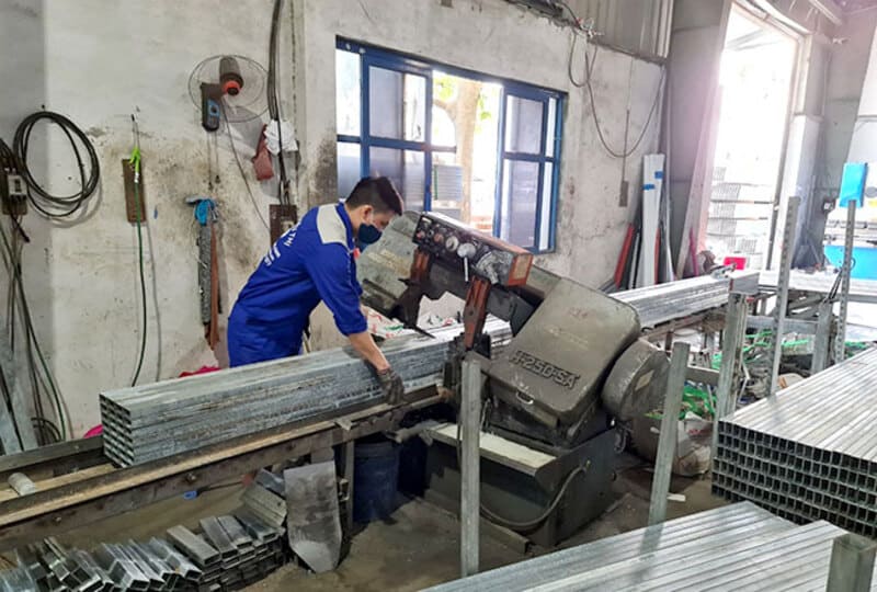 Công nhân sản xuất kệ tại xưởng Hồng Lộc Nam