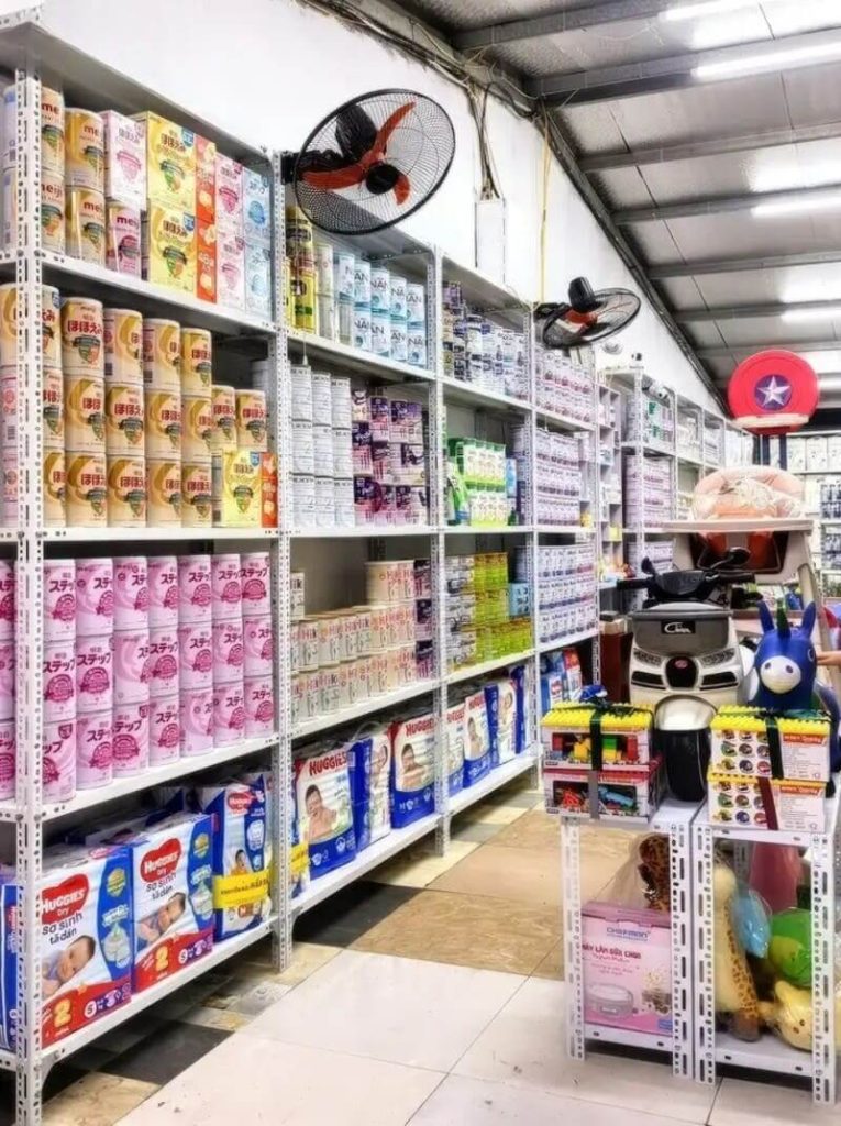 Lưu trữ hàng hóa trong cửa hàng tạp hóa
