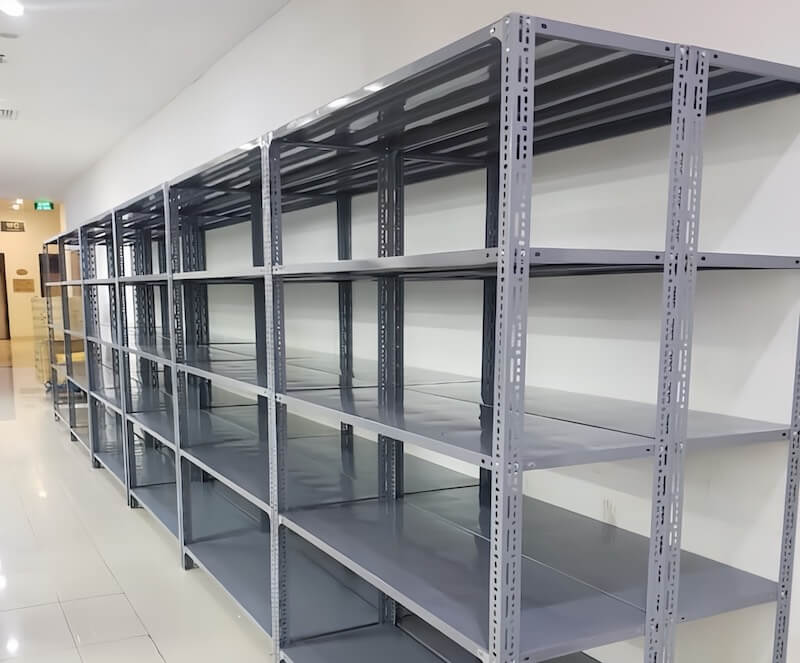 Tùy vào nhu cầu, loại hàng hóa sẽ có loại kệ lưu trữ phù hợp