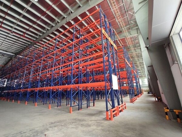 Kệ double deep là một loại kệ chứa hàng thuộc nhóm kệ pallet, được thiết kế theo dạng lắp ghép