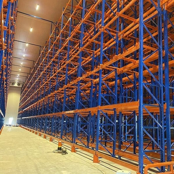 Kệ double deep hoạt động dựa trên nguyên tắc xếp hàng hóa theo cặp đôi pallet sâu vào bên trong