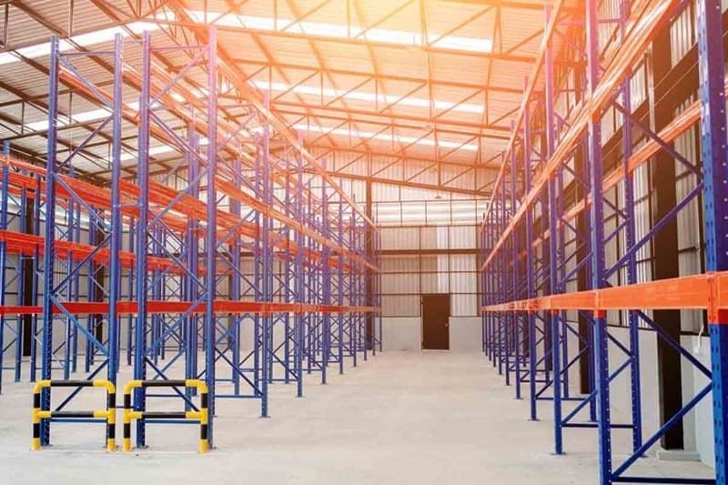 Kệ đóng vai trò quan trọng trong việc tổ chức và tối ưu hóa không gian lưu trữ