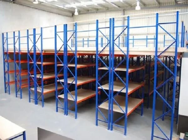 Hệ thống sàn Mezzanine có giá đỡ cho kho xưởng lưu trữ hàng hóa